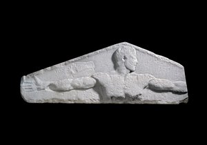 Metrologinen kohokuvio, jossa vakiopituus on syylä (nuorten käsivarret ojennettuna) ja jalka, 460-450 eaa (marmori)